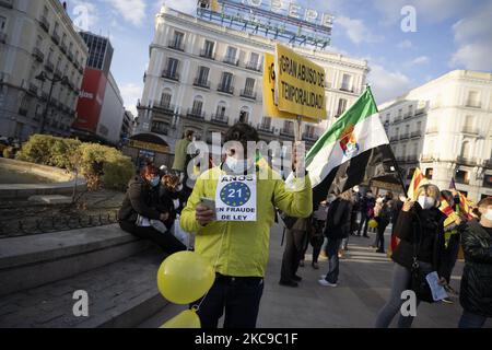 Leiharbeiter demonstrieren am 15. Februar 2021 in Madrid, Spanien, in der Puerta del Sol mit Transparenten und Fahnen gegen die zeitweilige Einstellung öffentlicher Verwaltungen. Dies ist eine von 37 Kundgebungen mit dem Slogan „Fixity now“, die in allen autonomen Gemeinschaften genannt wurden. Ziel des Protestes ist es, dem Missbrauch von Zeitarbeit in den Verwaltungen ein Ende zu setzen und die „Unsicherheit“ anzuprangern, von der mehr als 800.000 öffentliche Angestellte in ganz Spanien betroffen sind. (Foto von Oscar Gonzalez/NurPhoto) Stockfoto