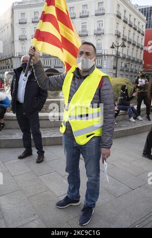 Leiharbeiter demonstrieren am 15. Februar 2021 in Madrid, Spanien, in der Puerta del Sol mit Transparenten und Fahnen gegen die zeitweilige Einstellung öffentlicher Verwaltungen. Dies ist eine von 37 Kundgebungen mit dem Slogan „Fixity now“, die in allen autonomen Gemeinschaften genannt wurden. Ziel des Protestes ist es, dem Missbrauch von Zeitarbeit in den Verwaltungen ein Ende zu setzen und die „Unsicherheit“ anzuprangern, von der mehr als 800.000 öffentliche Angestellte in ganz Spanien betroffen sind. (Foto von Oscar Gonzalez/NurPhoto) Stockfoto