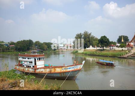 Rostboot auf dem Fluss in Ayutthaya Thailand Stockfoto