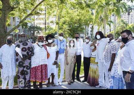 Bürgermeister Rogério Santos (PSDB) stellt sich mit religiösen Führern und Anhängern während der Einweihung der Statue „Rainha do Mar“, die der Künstler und Bildhauer Luis Garcia Jorge zu Ehren von Iemanja, der afro-brasilianischen Göttin „Königin des Meeres“, dem Schutzgeist der Fischer und Matrosen, angefertigt hat, Am Luiz La Scala Platz während des Iemanja Tages in Santos, Bundesstaat Sao Paulo, Brasilien, 2. Februar (Iemanjá Tag) 2021. (Foto von: Stockfoto