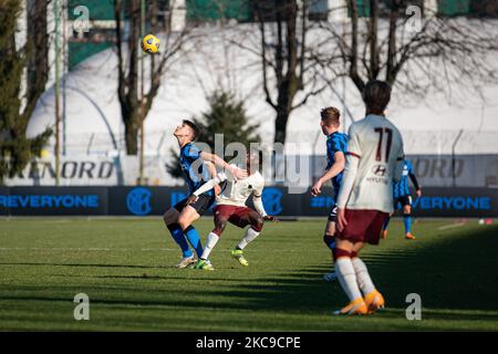 Cesare Casadei vom FC Internazionale und Ebrima Darboe von AS Roma während des Tim-Matches von Primavera 1 zwischen dem FC Internazionale U19 und AS Roma U19 am 11. Februar 2021 im Stadio Breda in Sesto San Giovanni, Italien. (Foto von Alessandro Bremec/NurPhoto) Stockfoto