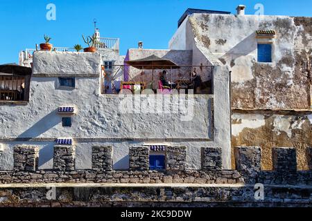 Restaurants und Cafés an den alten Festungsmauern in der Küstenstadt Essaouira, Marokko, Afrika. Essaouira ist eine Hafenstadt und ein Ferienort an der marokkanischen Atlantikküste. Die Medina (Altstadt) wird von den Küstenwällen aus dem 18.. Jahrhundert geschützt, die als Skala de la Kasbah bezeichnet werden und von europäischen Ingenieuren entworfen wurden. Alte Messingkanonen säumen die Wände, und es gibt Meerblick. (Foto von Creative Touch Imaging Ltd./NurPhoto) Stockfoto