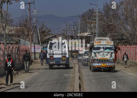 Fahrzeuge bewegen sich am 17. Februar 2021 in der Stadt Sopore im Distrikt Baramulla Jammu und in Kaschmir Indien. Ausländische Gesandte erreichen Srinagar für einen zweitägigen Besuch in Jammu und Kaschmir (Foto von Nasir Kachroo/NurPhoto) Stockfoto