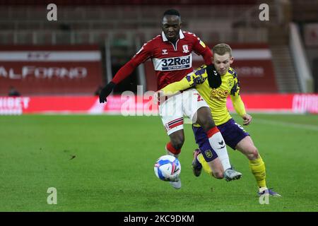 Neeskens Kebano aus Middlesbrough in Aktion mit Lewis O'Brien von Huddersfield Town während des Sky Bet Championship-Spiels zwischen Middlesbrough und Huddersfield Town am Dienstag, dem 16.. Februar 2021 im Riverside Stadium, Middlesbrough. (Foto von Mark Fletcher/MI News/NurPhoto) Stockfoto