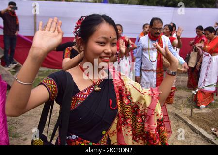 Mishing-Tribals führen ihren traditionellen Tanz am 17,2021. Februar während des Ali-Aye-Ligang - Frühlingsfestes im Nagaon-Distrikt im nordöstlichen Bundesstaat Assam, Indien, auf. Die Mising ist der zweitgrößte Stamm von Assam und das Frühlingsfest Ali Aye Ligang ist das wichtigste Fest, das unter dem Mising-Stamm gefeiert wird. (Foto von Anuwar Hazarika/NurPhoto) Stockfoto