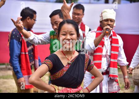 Mishing-Tribals führen ihren traditionellen Tanz am 17,2021. Februar während des Ali-Aye-Ligang - Frühlingsfestes im Nagaon-Distrikt im nordöstlichen Bundesstaat Assam, Indien, auf. Die Mising ist der zweitgrößte Stamm von Assam und das Frühlingsfest Ali Aye Ligang ist das wichtigste Fest, das unter dem Mising-Stamm gefeiert wird. (Foto von Anuwar Hazarika/NurPhoto) Stockfoto