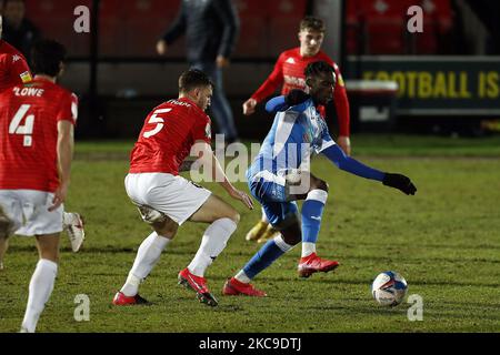 Barrows Mikael Ndjoli hält Salfords Ash Eastham während des Sky Bet League 2-Spiels zwischen Salford City und Barrow in der Moor Lane, Salford, am Dienstag, den 16.. Februar 2021 ab. (Foto von Chris Donnelly/MI News/NurPhoto) Stockfoto