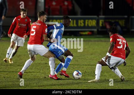 Barrows Mikael Ndjoli hält Salfords Ash Eastham während des Sky Bet League 2-Spiels zwischen Salford City und Barrow in der Moor Lane, Salford, am Dienstag, den 16.. Februar 2021 ab. (Foto von Chris Donnelly/MI News/NurPhoto) Stockfoto