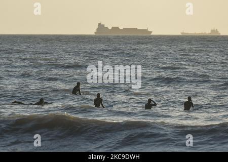 Surfer, die sich während der COVID-19-Sperre auf Level 5 am White Rock Beach in Killiney, Dublin, auf Wellen vorbereiten. Am Dienstag, den 16. Februar 2021, in Dublin, Irland. (Foto von Artur Widak/NurPhoto) Stockfoto