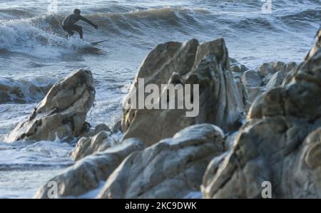 Ein Surfer in Aktion am White Rock Beach in Killiney, Dublin, während der Level 5 COVID-19-Sperre. Am Dienstag, den 16. Februar 2021, in Dublin, Irland. (Foto von Artur Widak/NurPhoto) Stockfoto