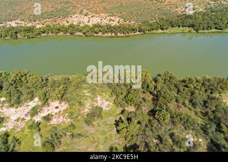 Blick auf den Fluss Vaal und die Flussvegetation in der Provinz Nordkap in Südafrika Stockfoto