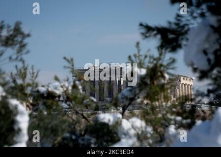 Blick auf den Akropolis-Hügel vom Aussichtspunkt auf dem Filopappou-Hügel einen Tag nach dem Schneefall „Medea“ in Athen, Griechenland, am 17. Februar 2021. (Foto von Nikolas Kokovlis/NurPhoto) Stockfoto