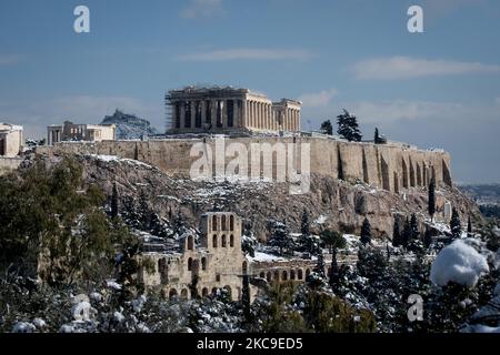 Blick auf den Akropolis-Hügel vom Aussichtspunkt auf dem Filopappou-Hügel einen Tag nach dem Schneefall „Medea“ in Athen, Griechenland, am 17. Februar 2021. (Foto von Nikolas Kokovlis/NurPhoto) Stockfoto