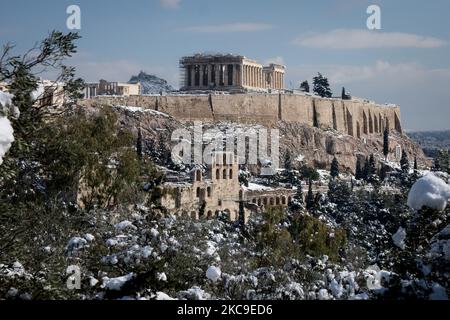 Blick auf den Akropolis-Hügel vom Aussichtspunkt auf dem Filopappou-Hügel einen Tag nach dem Schneefall „Medea“ in Athen, Griechenland, am 17. Februar 2021. (Foto von Nikolas Kokovlis/NurPhoto) Stockfoto