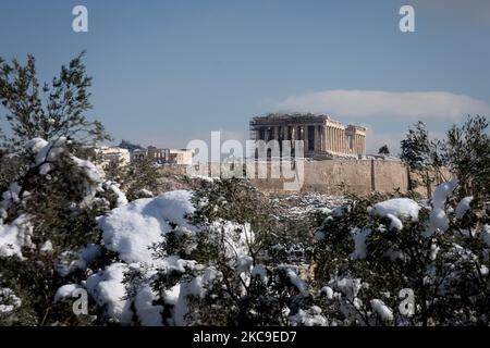 Blick auf den Akropolis-Hügel vom Aussichtspunkt auf dem Filopappou-Hügel einen Tag nach dem Schneefall „Medea“ in Athen, Griechenland, am 17. Februar 2021. (Foto von Nikolas Kokovlis/NurPhoto) Stockfoto