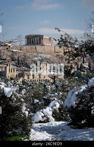 Blick auf den Akropolis-Hügel vom Aussichtspunkt auf dem Filopappou-Hügel einen Tag nach dem Schneefall „Medea“ in Athen, Griechenland, am 17. Februar 2021. (Foto von Nikolas Kokovlis/NurPhoto) Stockfoto