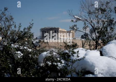 Blick auf den Akropolis-Hügel vom Aussichtspunkt auf dem Filopappou-Hügel einen Tag nach dem Schneefall „Medea“ in Athen, Griechenland, am 17. Februar 2021. (Foto von Nikolas Kokovlis/NurPhoto) Stockfoto