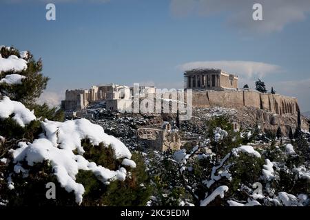 Blick auf den Akropolis-Hügel vom Aussichtspunkt auf dem Filopappou-Hügel einen Tag nach dem Schneefall „Medea“ in Athen, Griechenland, am 17. Februar 2021. (Foto von Nikolas Kokovlis/NurPhoto) Stockfoto