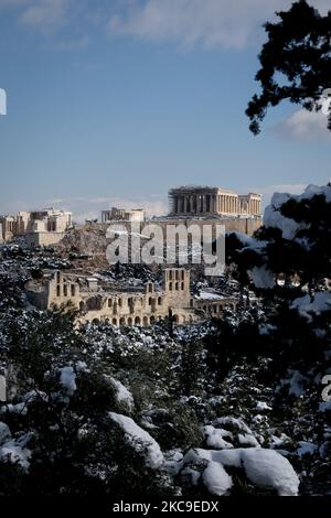 Blick auf den Akropolis-Hügel vom Aussichtspunkt auf dem Filopappou-Hügel einen Tag nach dem Schneefall „Medea“ in Athen, Griechenland, am 17. Februar 2021. (Foto von Nikolas Kokovlis/NurPhoto) Stockfoto