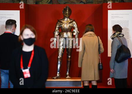 Die Zeremonie der Rückgabe der Kinderrüstung des polnischen Königs Sigismund II. Augustus an Polen im Wawel-Schloss in Krakau, Polen, am 17. Februar 2021. Die Rüstung aus dem 16.. Jahrhundert wurde nach der vor 100 Jahren fälschlicherweise nach Ungarn übersandt. (Foto von Beata Zawrzel/NurPhoto) Stockfoto