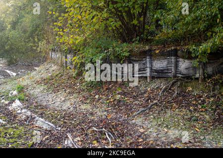 Wendover, Buckinghamshire, Großbritannien. 4.. November 2022. Der Wasserstand im Hampden Pond in Wendover ist drastisch gesunken. Die Wendover HS2 Mitigation Action Group hat bereits ihre Bedenken über die Bauarbeiten HS2 geäußert. Sie glauben, dass der Cutting and Green Tunnel von HS2 bei Wendover voraussichtlich schwere Schäden am Kalkwasserleiter verursachen wird. HS2 hat im Mai dieses Jahres eine CCTV-Untersuchung des Teichs durchgeführt, aber es war nicht bekannt, welche Ergebnisse es gibt und warum der Teichwasserstand so niedrig ist. Quelle: Maureen McLean/Alamy Live News Stockfoto