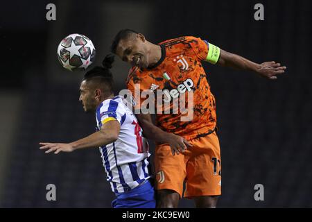 Der brasilianische Juventus-Verteidiger Alex Sandro (R) steht im Kampf gegen den mexikanischen Vordenten von Porto, Jesus Corona (L), während des UEFA Champions League-Spiels von 16:1. zwischen dem FC Porto und dem FC Juventus im Dragao Stadium am 17. Februar 2021 in Porto, Portugal, gegenüber. (Foto von Paulo Oliveira/NurPhoto) Stockfoto