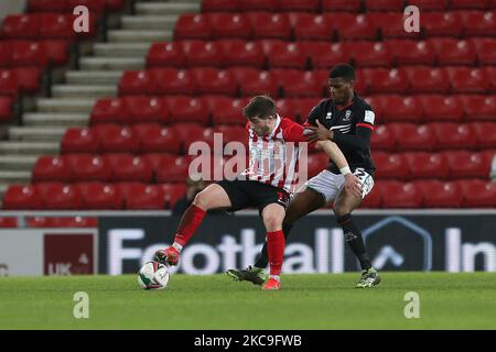 Lynden Gooch von Sunderland in Aktion mit Timothy Eyoma von Lincoln City während des EFL Trophy-Spiels zwischen Sunderland und Lincoln City im Stadium of Light, Sunderland am Mittwoch, 17.. Februar 2021. (Foto von MI News/NurPhoto) Stockfoto