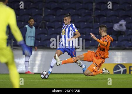 Portos mexikanischer Stürmer Jesus Corona (L) steht im Spiel mit dem uruguayischen Mittelfeldspieler Rodrigo Bentancur (R) von Juventus während des UEFA Champions League-Spiels von 16:1. bis 22:00 Uhr zwischen dem FC Porto und dem FC Juventus im Dragao Stadium am 17. Februar 2021 in Porto, Portugal. (Foto von Paulo Oliveira/NurPhoto) Stockfoto