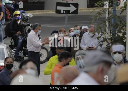 Ältere Erwachsene warten vor einer Grundschule im Büro des Bürgermeisters von Magdalena Contreras in Mexiko-Stadt, um den Impfstoff von AstraZeneca gegen COVID-19 zu erhalten. Es gab jedoch Momente der Spannung zwischen einigen Beamten und älteren Erwachsenen, die den Impfstoff nicht erhielten. Nach Angaben der Behörden werden derzeit in Mexiko-Stadt 79 550 Dosen angewendet, die in den genannten Gemeinden bis zum 19. Februar verteilt werden, was einen Antragszeitplan von 9am bis 6pm haben wird. (Foto von Gerardo Vieyra/NurPhoto) Stockfoto
