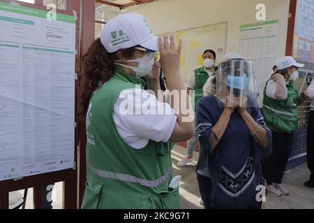 Momente der Spannung zwischen Beamten und älteren Erwachsenen, die vor einer Grundschule im Büro des Bürgermeisters von Magdalena Contreras in Mexiko-Stadt warteten, um den Impfstoff von AstraZeneca gegen COVID-19 zu erhalten. (Foto von Gerardo Vieyra/NurPhoto) Stockfoto