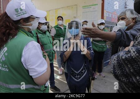 Momente der Spannung zwischen Beamten und älteren Erwachsenen, die vor einer Grundschule im Büro des Bürgermeisters von Magdalena Contreras in Mexiko-Stadt warteten, um den Impfstoff von AstraZeneca gegen COVID-19 zu erhalten. (Foto von Gerardo Vieyra/NurPhoto) Stockfoto