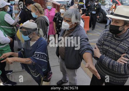 Momente der Spannung zwischen Beamten und älteren Erwachsenen, die vor einer Grundschule im Büro des Bürgermeisters von Magdalena Contreras in Mexiko-Stadt warteten, um den Impfstoff von AstraZeneca gegen COVID-19 zu erhalten. (Foto von Gerardo Vieyra/NurPhoto) Stockfoto
