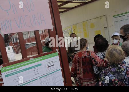 Momente der Spannung zwischen Beamten und älteren Erwachsenen, die vor einer Grundschule im Büro des Bürgermeisters von Magdalena Contreras in Mexiko-Stadt warteten, um den Impfstoff von AstraZeneca gegen COVID-19 zu erhalten. (Foto von Gerardo Vieyra/NurPhoto) Stockfoto