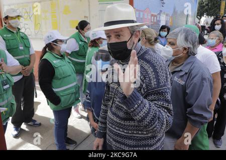 Momente der Spannung zwischen Beamten und älteren Erwachsenen, die vor einer Grundschule im Büro des Bürgermeisters von Magdalena Contreras in Mexiko-Stadt warteten, um den Impfstoff von AstraZeneca gegen COVID-19 zu erhalten. (Foto von Gerardo Vieyra/NurPhoto) Stockfoto