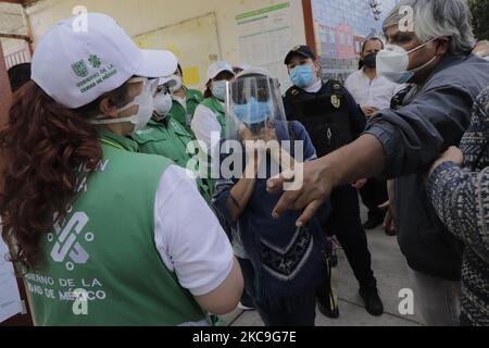 Momente der Spannung zwischen Beamten und älteren Erwachsenen, die vor einer Grundschule im Büro des Bürgermeisters von Magdalena Contreras in Mexiko-Stadt warteten, um den Impfstoff von AstraZeneca gegen COVID-19 zu erhalten. (Foto von Gerardo Vieyra/NurPhoto) Stockfoto