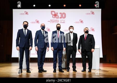 (L bis R) der slowakische Premierminister Igor Matovic, der Präsident des Europäischen Rates Charles Michel, der polnische Premierminister Mateusz Morawiecki, Der tschechische Premierminister Andrej Babis und der ungarische Premierminister Victor Orban posieren auf einem Familienfoto nach der Pressekonferenz während des Treffens der Visegrad-Gruppe im ICE-Kongresszentrum in Krakau, Polen, am 17. Februar 2021. Die Visegrad-Gruppe, eine Allianz zwischen Polen, der Tschechischen Republik, der Slowakei und Ungarn, feiert ihr 30.-jähriges Bestehen. (Foto von Beata Zawrzel/NurPhoto) Stockfoto