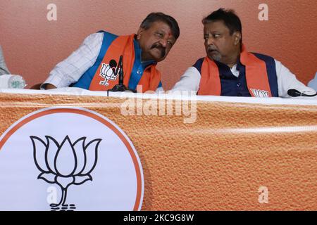 Kailash Vijayvargiya, National Generalsekretär der BJP und der partyâ €™s zentralen Beobachter für West Bengalen Â und BJP Â Partei nationalen Vizepräsidenten Mukul Roy während tollywood actros Beitritt zu BJP in Kalkutta am 17,2021. Februar.der Kampf für West Bengalen in der bevorstehenden Wahl der Versammlung wird auch sich als ein Kampf um â €˜Tollywoodâ €™ (der Spitzname für die bengalische Film-und Unterhaltungsindustrie) zwischen dem herrschenden Trinamool Kongress und der Bharatiya Janata Party (BJP). Da die Trinamool regelmäßig Prominente und Schauspieler zur Party zeigt, war die BJP nicht mehr übrig geblieben Stockfoto