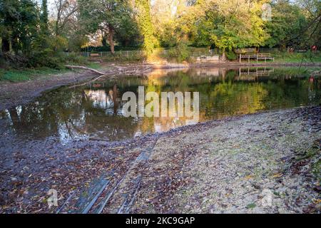 Wendover, Buckinghamshire, Großbritannien. 4.. November 2022. Der Wasserstand im Hampden Pond in Wendover ist drastisch gesunken. Die Wendover HS2 Mitigation Action Group hat bereits ihre Bedenken über die Bauarbeiten HS2 geäußert. Sie glauben, dass der Cutting and Green Tunnel von HS2 bei Wendover voraussichtlich schwere Schäden am Kalkwasserleiter verursachen wird. HS2 hat im Mai dieses Jahres eine CCTV-Untersuchung des Teichs durchgeführt, aber es war nicht bekannt, welche Ergebnisse es gibt und warum der Teichwasserstand so niedrig ist. Quelle: Maureen McLean/Alamy Live News Stockfoto