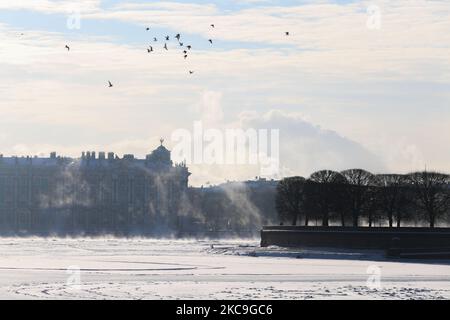 Das Gebäude der Eremitage Museum während des Nebels auf dem gefrorenen Fluss Newa in St. Petersburg, Russland, am 18. Februar 2021. Die Lufttemperatur sank auf -27 Grad. (Foto von Valya Egorshin/NurPhoto) Stockfoto