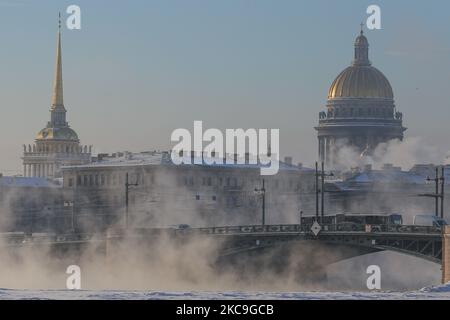 Das Gebäude der Admiralität und die Isaakskathedrale während eines Nebels auf dem gefrorenen Fluss Neva in St. Petersburg, Russland, am 18. Februar 2021. Die Lufttemperatur sank auf -27 Grad. (Foto von Valya Egorshin/NurPhoto) Stockfoto
