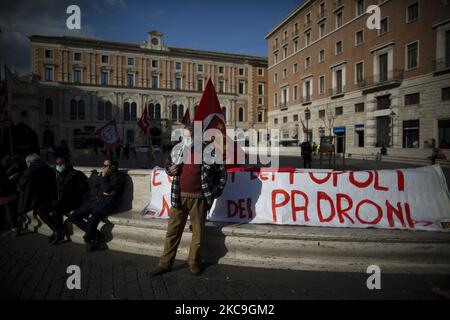 Italien, Rom: Demonstranten des linken Flügels nehmen an einer Demonstration gegen Italiens Premierminister Mario Draghi Teil, während der neue designierte Premierminister vor der Abgeordnetenkammer in Rom, Italien, vor einem Vertrauensvotum steht, 18. Februar 2021 (Foto: Christian Minelli/NurPhoto) Stockfoto