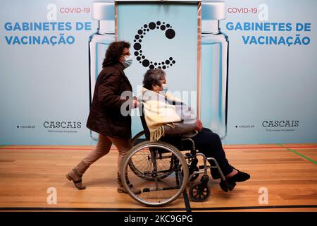 Nach der Impfung mit dem Pfizer-BioNTech Covid-19-Impfstoff am 18. Februar 2021 im Sportkomplex Sao Domingos de Rana in Cascais, Portugal, laufen Menschen an Impfständen vorbei. Portugal setzt die erste Phase der Impfung gegen COVID-19 für Bürger über 80 oder Risikogruppen fort, da die Zahl der neuen offiziell bestätigten COVID-19-Fälle seit Ende Januar zurückgeht. (Foto von Pedro FiÃºza/NurPhoto) Stockfoto