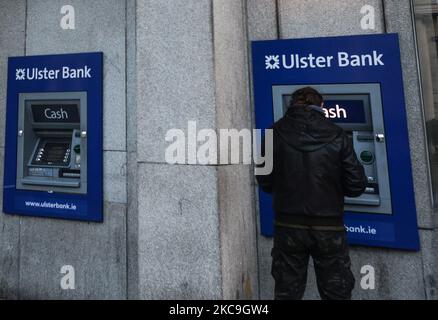 Ein Mann nutzt den Geldautomaten der Ulster Bank im Stadtzentrum von Dublin während der Covid-19-Sperre auf Ebene 5. Morgen, am 19. Februar, wird NatWest, die britische Bank, der die Ulster Bank gehört, die Zukunft der Aktivitäten der Ulster Bank in der Republik Irland bekannt geben. Am Donnerstag, den 18. Februar 2021, in Dublin, Irland. (Foto von Artur Widak/NurPhoto) Stockfoto