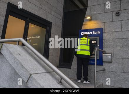 Ein Mann nutzt den Geldautomaten der Ulster Bank im Stadtzentrum von Dublin während der Covid-19-Sperre auf Ebene 5. Morgen, am 19. Februar, wird NatWest, die britische Bank, der die Ulster Bank gehört, die Zukunft der Aktivitäten der Ulster Bank in der Republik Irland bekannt geben. Am Donnerstag, den 18. Februar 2021, in Dublin, Irland. (Foto von Artur Widak/NurPhoto) Stockfoto