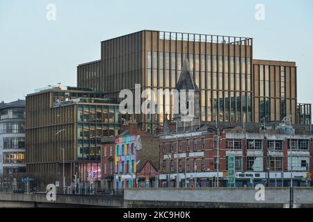 Kirche des Unbefleckten Herzens Mariens, umgeben von alten Gebäuden und modernen Büros von Grant Thornton im Hintergrund, im Stadtzentrum von Dublin gesehen, während der Covid-19-Sperre auf Ebene 5. Am Donnerstag, den 18. Februar 2021, in Dublin, Irland. (Foto von Artur Widak/NurPhoto) Stockfoto