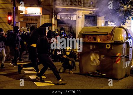 Protest gegen die Inhaftierung des Rap-Sängers Pablo Hasel am 18. Februar 2021 in Barcelona, Spanien. In der dritten Nacht der Proteste und Zusammenstöße zwischen Jugendlichen und der Polizei in Barcelona gegen die Inhaftierung des Rap-Sängers Pablo Hasel wurden sechs Personen verhaftet und einer schwer verletzt. (Foto von Albert Llop/NurPhoto) Stockfoto
