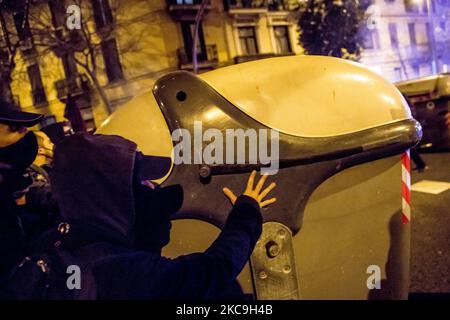 Protest gegen die Inhaftierung des Rap-Sängers Pablo Hasel am 18. Februar 2021 in Barcelona, Spanien. In der dritten Nacht der Proteste und Zusammenstöße zwischen Jugendlichen und der Polizei in Barcelona gegen die Inhaftierung des Rap-Sängers Pablo Hasel wurden sechs Personen verhaftet und einer schwer verletzt. (Foto von Albert Llop/NurPhoto) Stockfoto