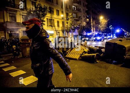 Protest gegen die Inhaftierung des Rap-Sängers Pablo Hasel am 18. Februar 2021 in Barcelona, Spanien. In der dritten Nacht der Proteste und Zusammenstöße zwischen Jugendlichen und der Polizei in Barcelona gegen die Inhaftierung des Rap-Sängers Pablo Hasel wurden sechs Personen verhaftet und einer schwer verletzt. (Foto von Albert Llop/NurPhoto) Stockfoto