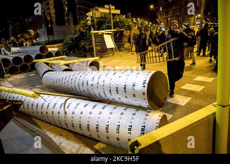 Protest gegen die Inhaftierung des Rap-Sängers Pablo Hasel am 18. Februar 2021 in Barcelona, Spanien. In der dritten Nacht der Proteste und Zusammenstöße zwischen Jugendlichen und der Polizei in Barcelona gegen die Inhaftierung des Rap-Sängers Pablo Hasel wurden sechs Personen verhaftet und einer schwer verletzt. (Foto von Albert Llop/NurPhoto) Stockfoto