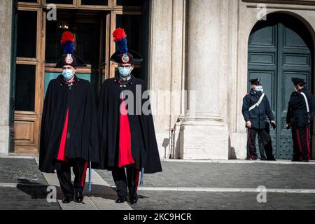 Carabinieri in hoher Uniform bei der Vertrauensabstimmung der Abgeordnetenkammer über ihre neue Regierung in Rom, Italien, 18. Februar 2021. (Foto von Andrea Ronchini/NurPhoto) Stockfoto